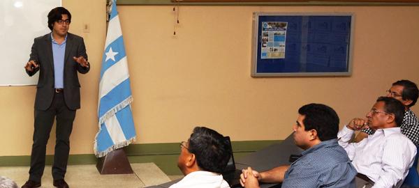 El investigador estadounidense Charles Hernick, especialista en impacto ambiental, presenta un caso de análisis en la ESPOL.