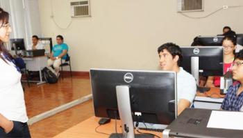 Docentes y estudiantes de la FICT se capacitan en el manejo de tecnología de punta.