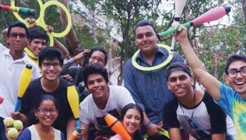 Arte e ingeniería en club circense de la ESPOL